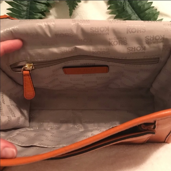 🔥Michael Kors orange Margo Messenger - Picture 3 of 6